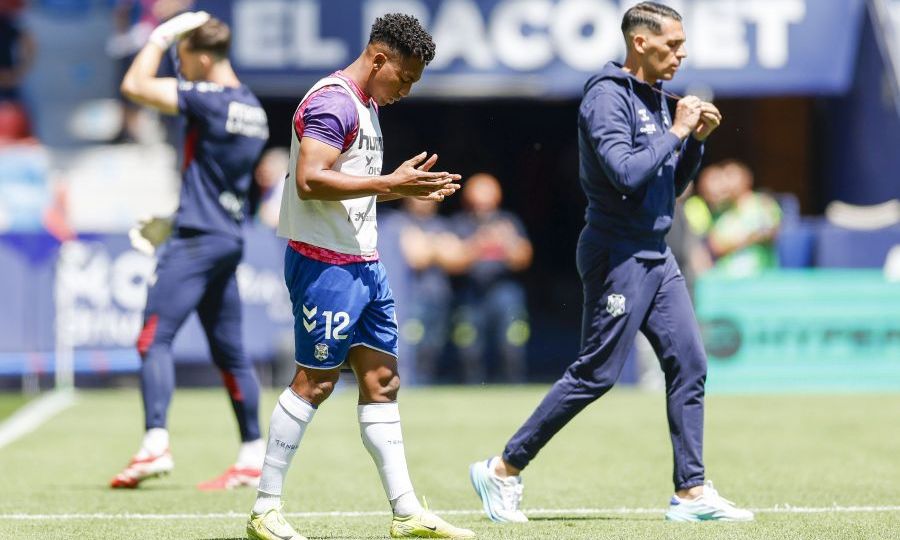 Landázuri rezando en el calentamiento antes de jugar contra el Levante (La Liga)