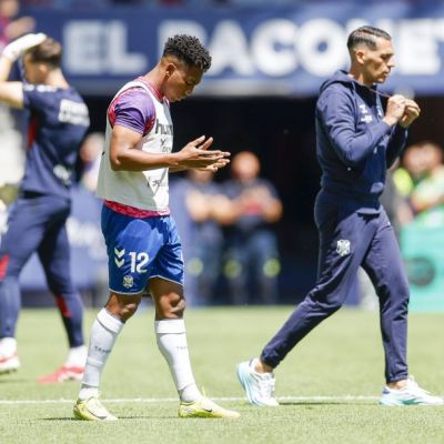 Landázuri rezando en el calentamiento antes de jugar contra el Levante (La Liga)