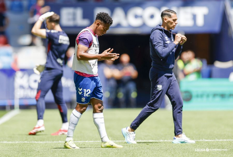 Landázuri rezando en el calentamiento antes de jugar contra el Levante (La Liga)