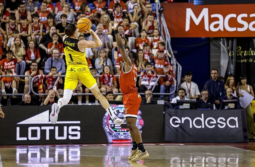 Lanzamiento forzado de David Krämer ante el BAXI Manresa (ACB Media / J. Alberch)