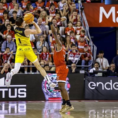 Lanzamiento forzado de David Krämer ante el BAXI Manresa (ACB Media / J. Alberch)