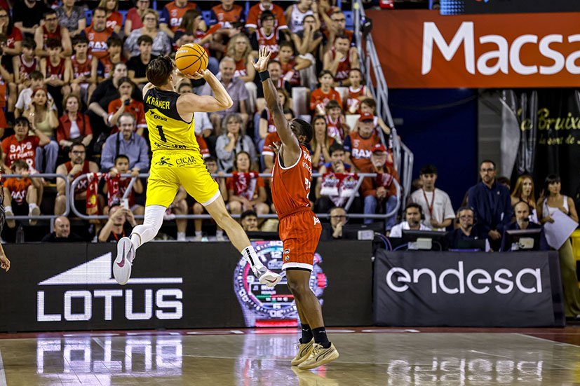 Lanzamiento forzado de David Krämer ante el BAXI Manresa (ACB Media / J. Alberch)