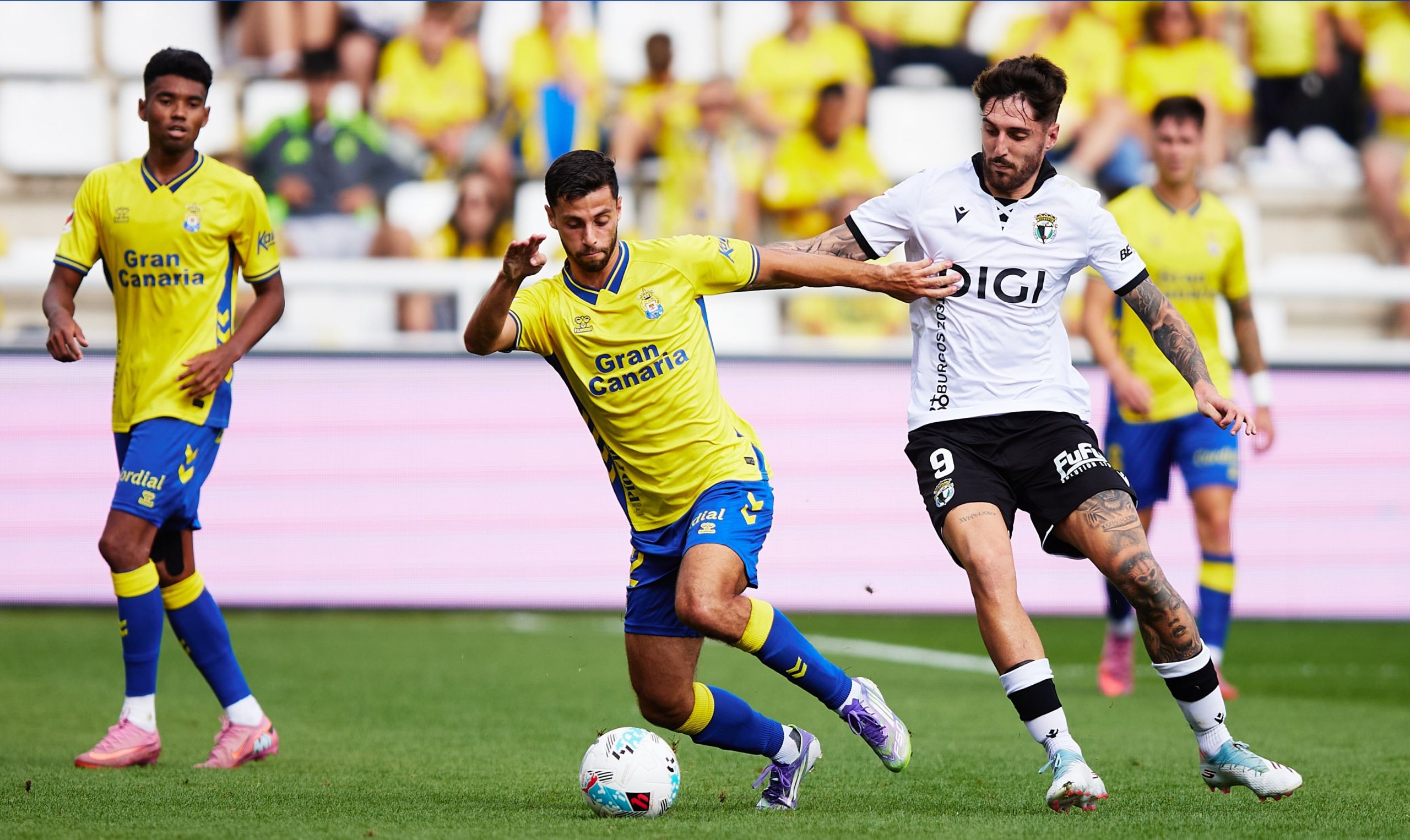Loiodice controla un balón en una fase del partido (UDLP.ES).