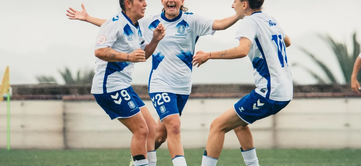 Las blanquiazules celebrando un gol (CD Tenerife)