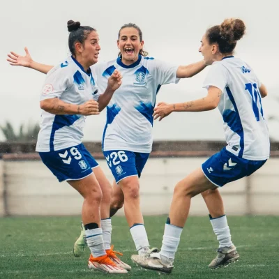 Las blanquiazules celebrando un gol (CD Tenerife)
