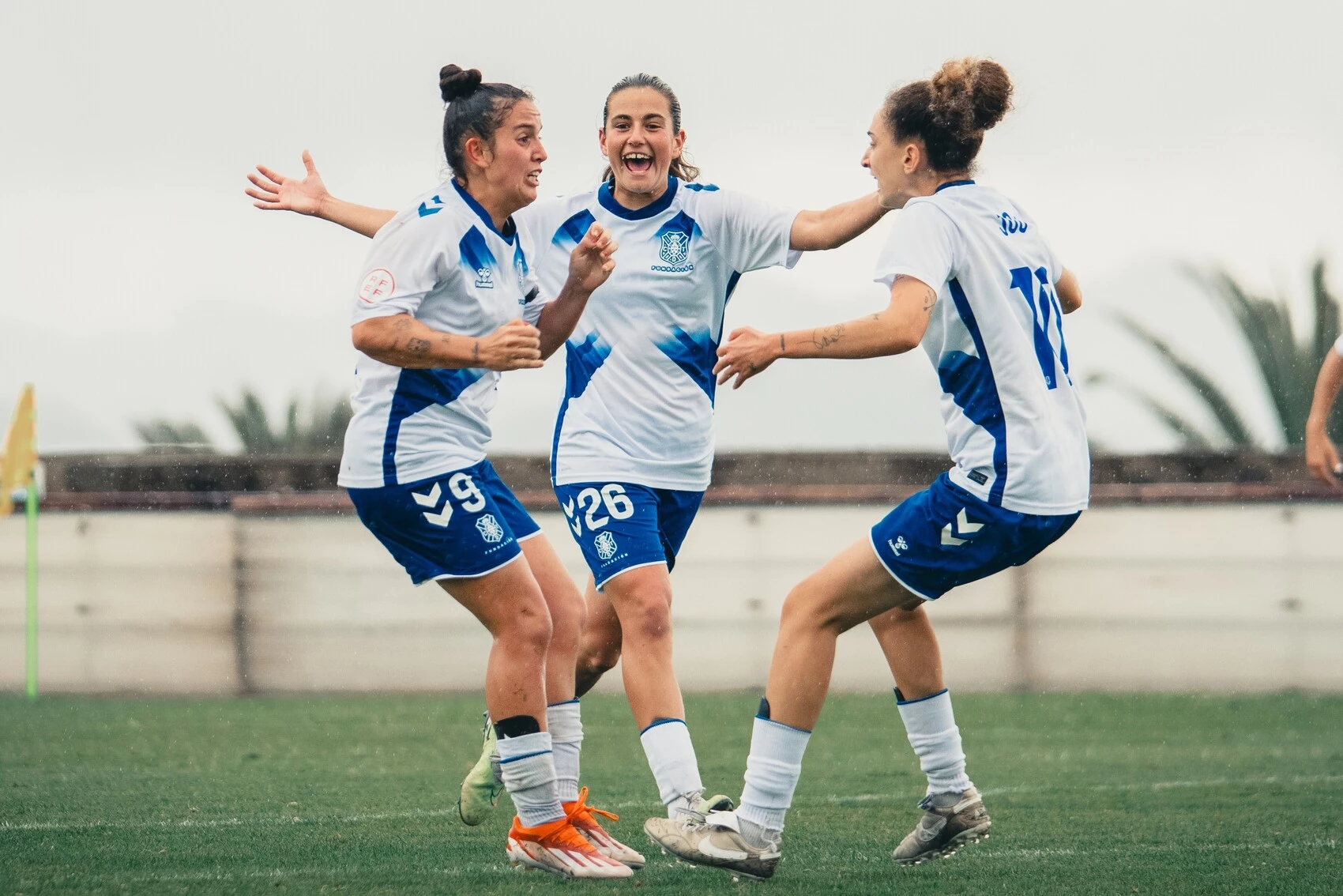 Las blanquiazules celebrando un gol (CD Tenerife)
