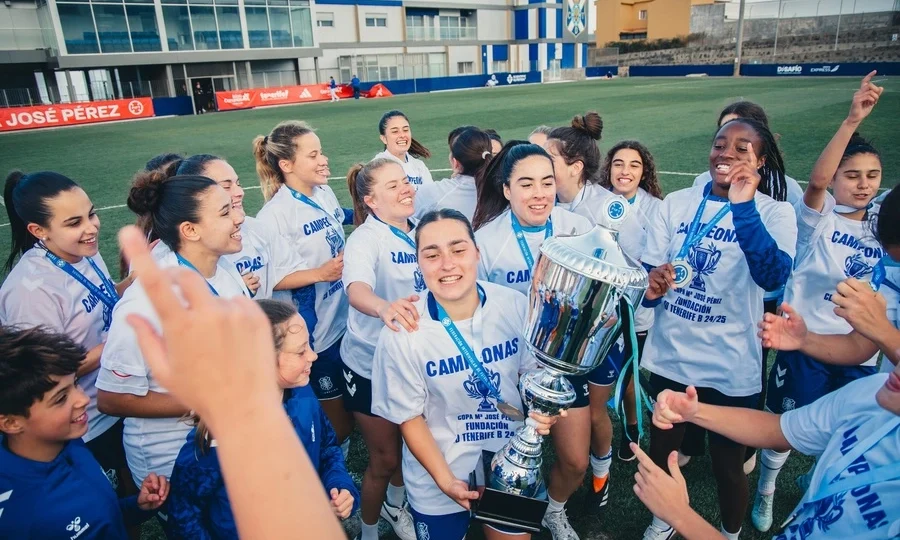 Las campeonas con la Copa (CD Tenerife)