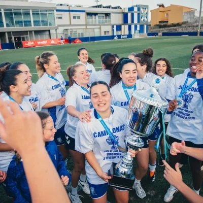 Las campeonas con la Copa (CD Tenerife)
