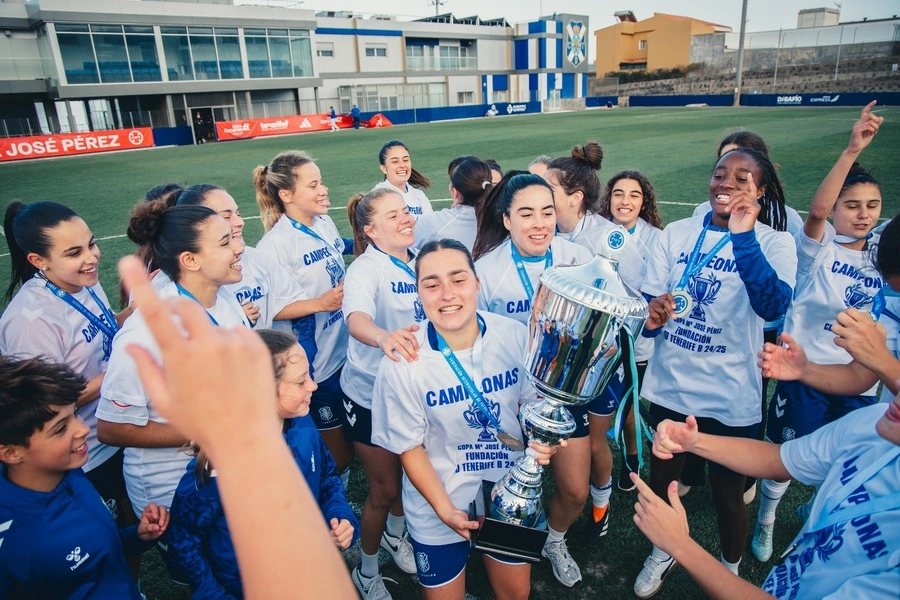 Las campeonas con la Copa (CD Tenerife)