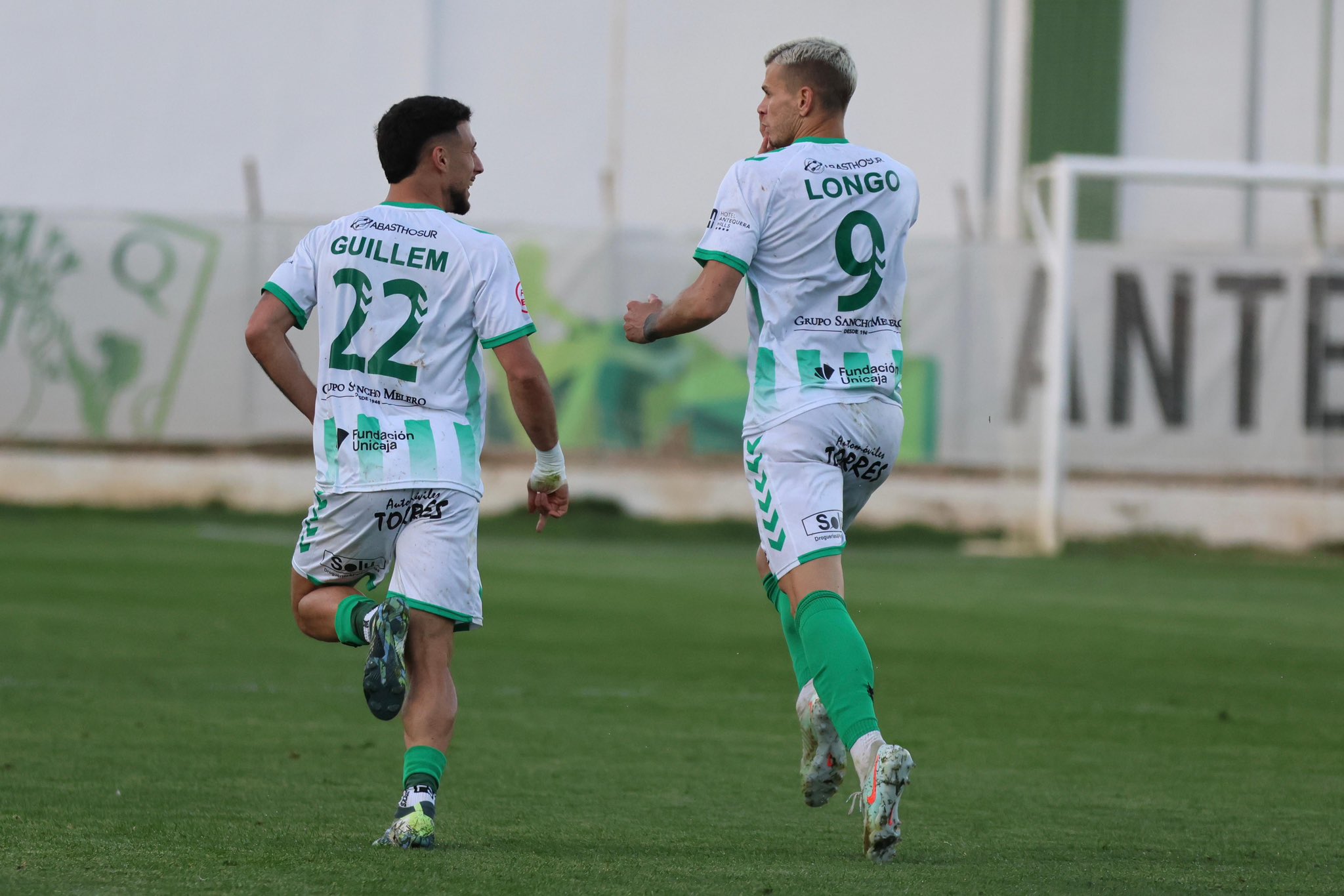 Longo celebrando un gol (@Antequera)