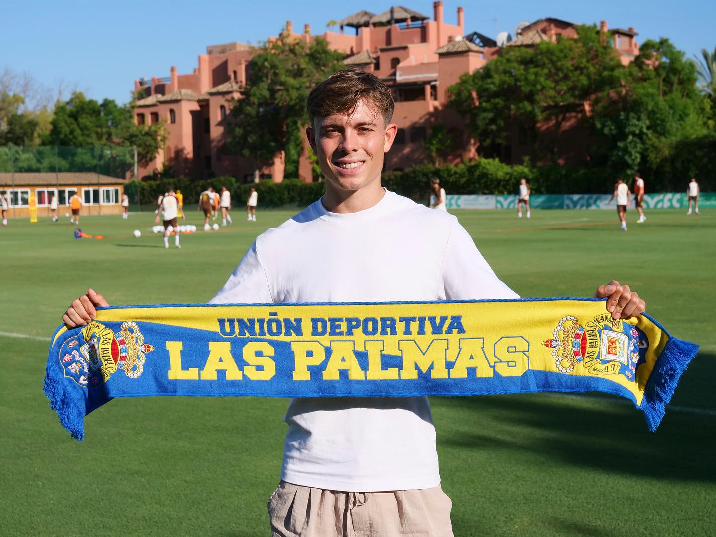 Lorenzo Amatucci, con la bufanda de Las Palmas en Marbella (UDLP.es)