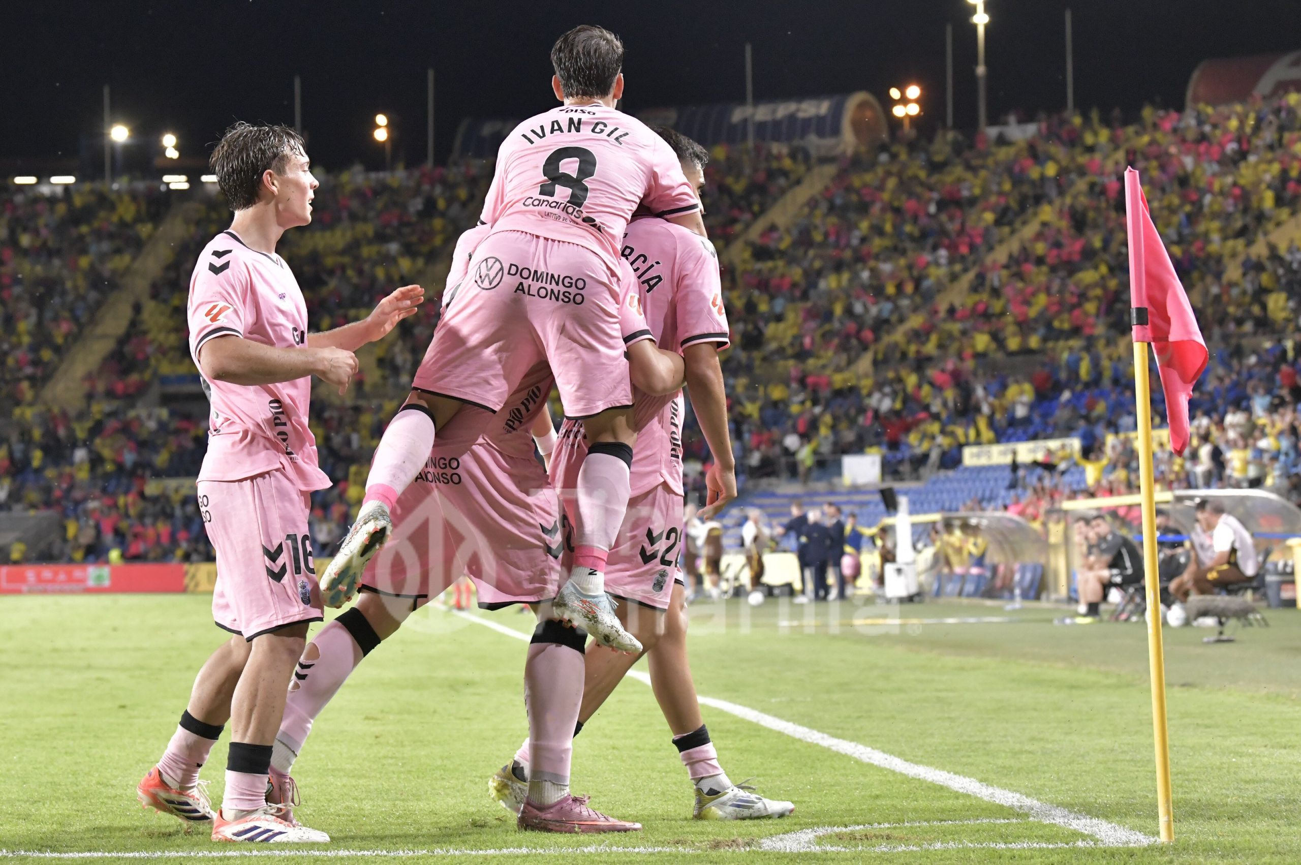 Los amarillos, de rosa, celebran uno de los goles al Eibar (TINTAAMARILLA.ES / C. Torres)