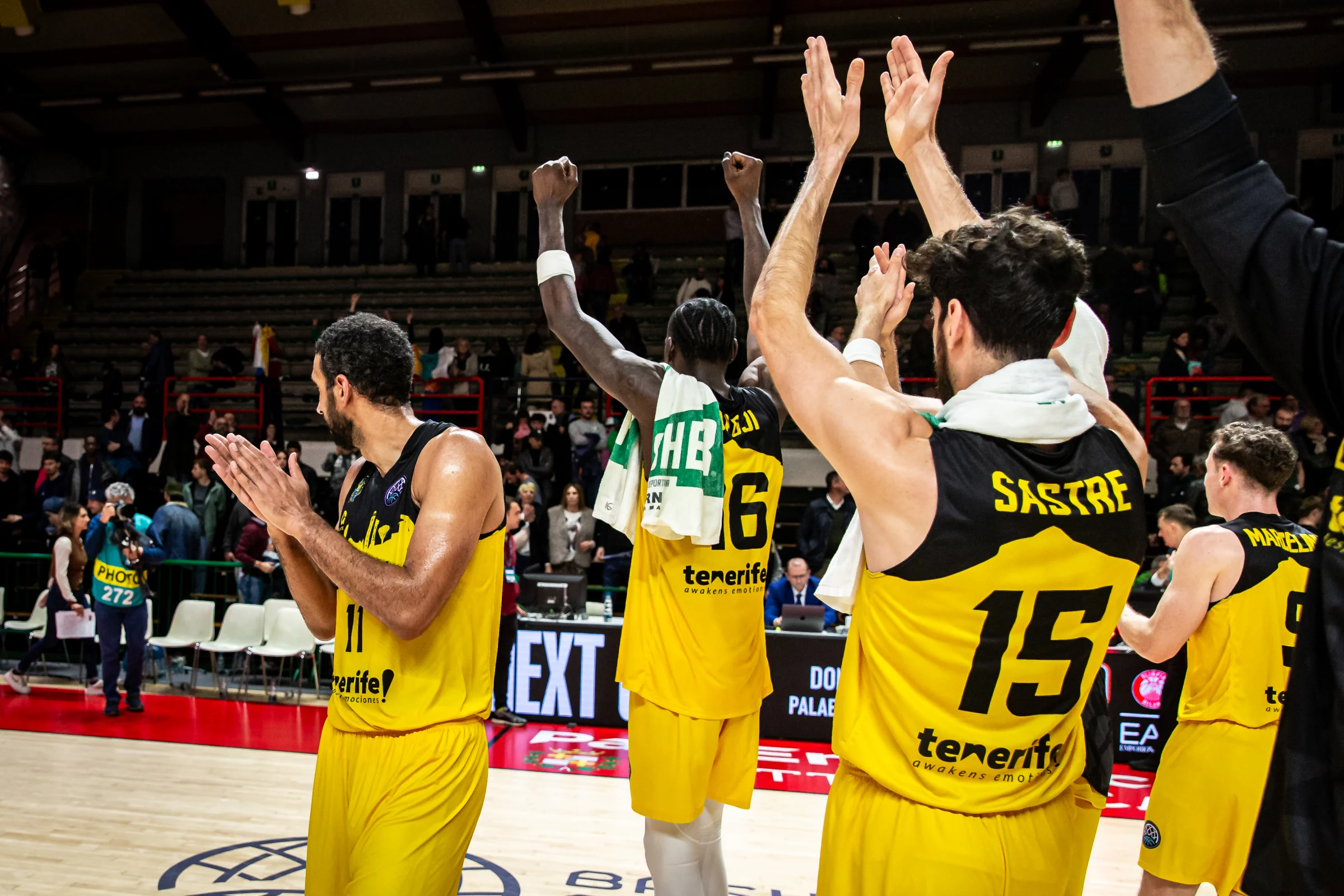 Los aurinegros celebrando el pase a la Final Four en Italia (BCL)