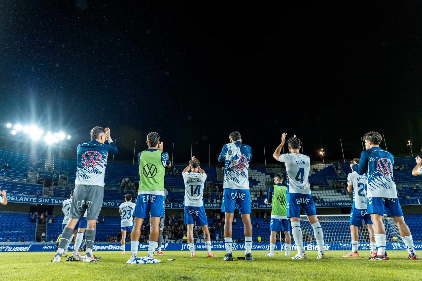 Los blanquiazules aplaudiendo a la afición (CD Tenerife)