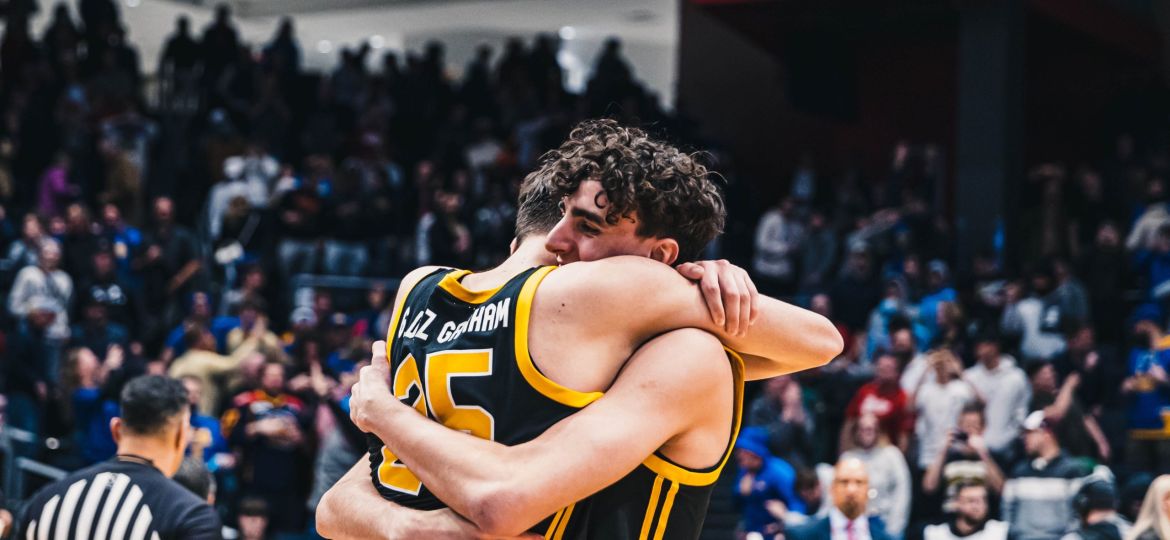 Los hermanos Díaz Graham se abrazan tras la victoria (@Pitt_MBB)
