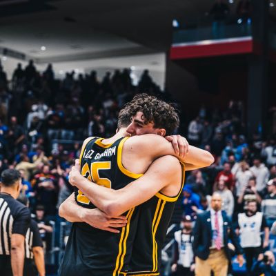 Los hermanos Díaz Graham se abrazan tras la victoria (@Pitt_MBB)