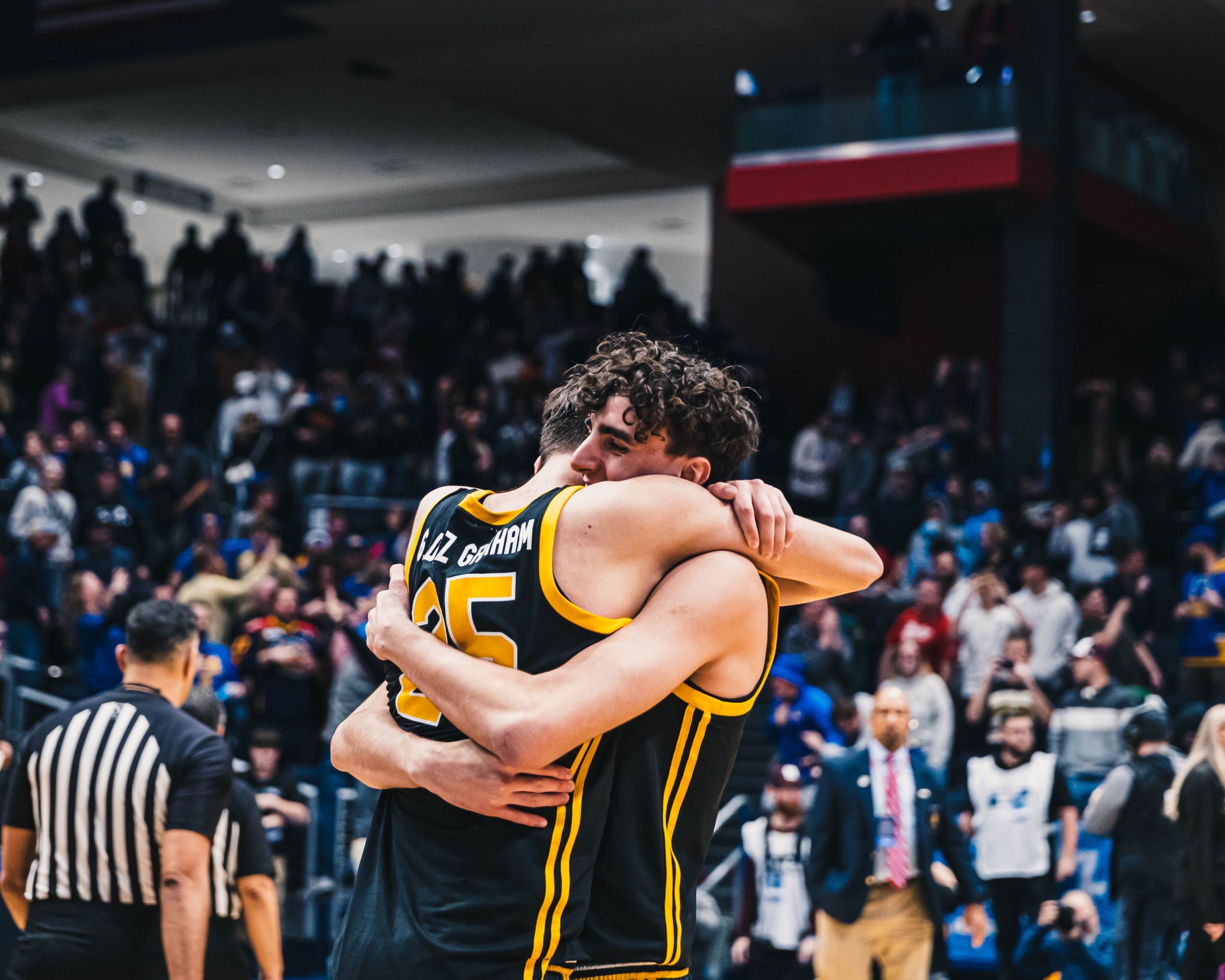 Los hermanos Díaz Graham se abrazan tras la victoria (@Pitt_MBB)