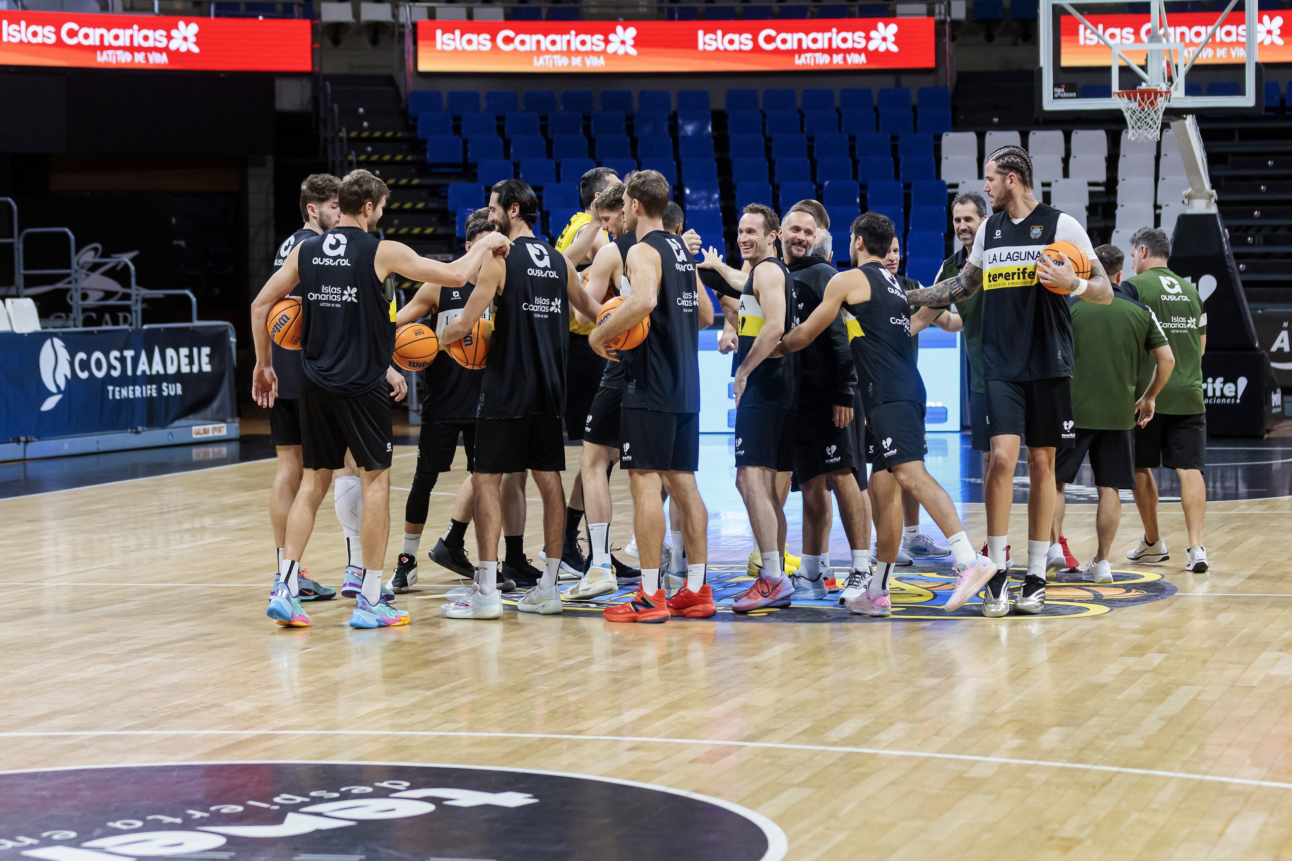 Los jugadores aurinegros, concentrados (CB Canarias)