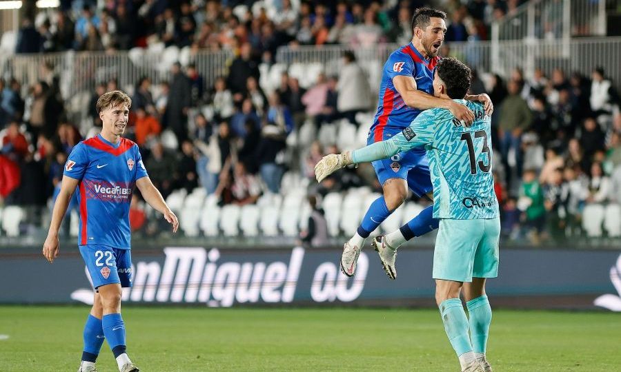Los jugadores del Elche celebran la victoria (LaLiga)|Los jugadores del Elche celebran la victoria (LaLiga)