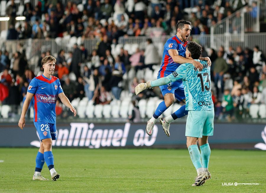 Los jugadores del Elche celebran la victoria (LaLiga)