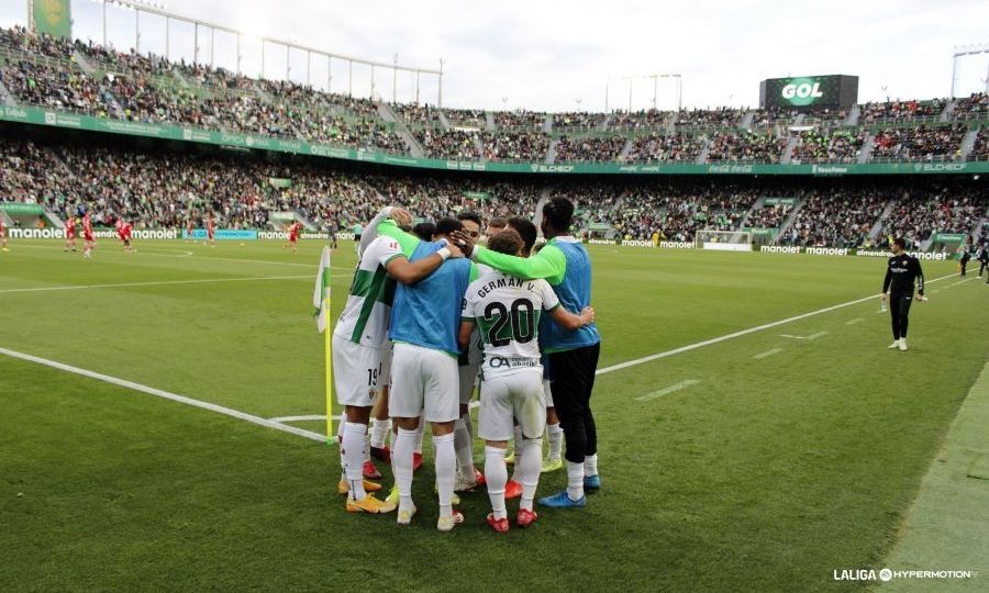 Los jugadores del Elche celebran uno de los goles al Cartagena (La Liga)