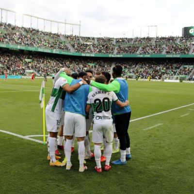 Los jugadores del Elche celebran uno de los goles al Cartagena (La Liga)