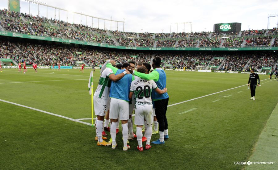 Los jugadores del Elche celebran uno de los goles al Cartagena (La Liga)
