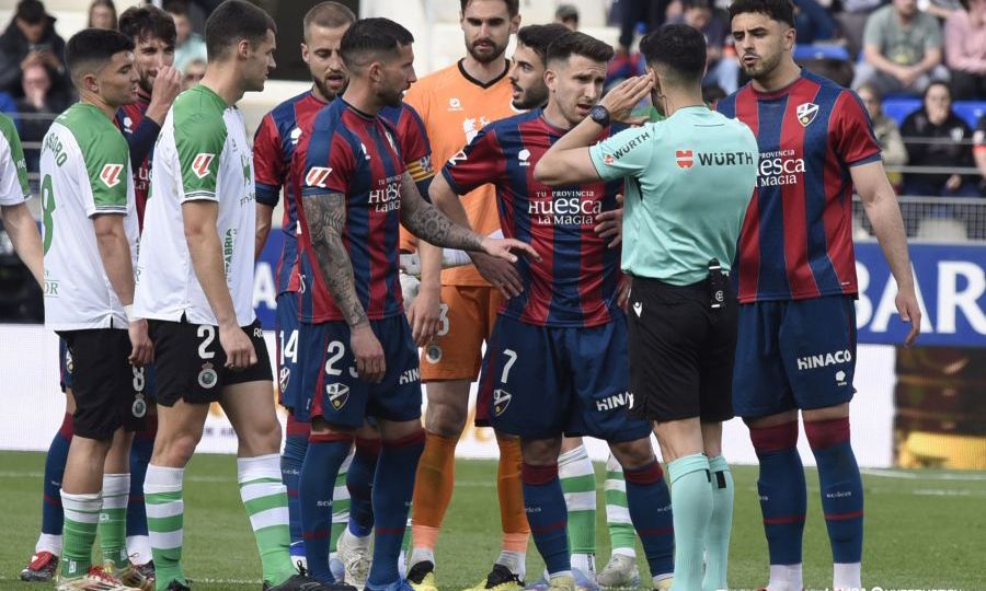 Los jugadores del Huesca hablando con el árbitro (La Liga)