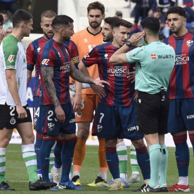Los jugadores del Huesca hablando con el árbitro (La Liga)
