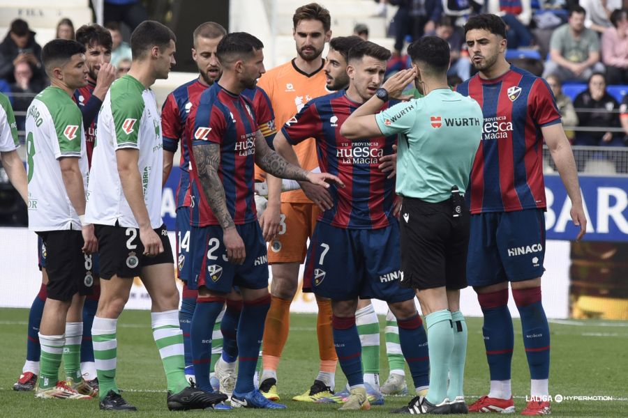 Los jugadores del Huesca hablando con el árbitro (La Liga)