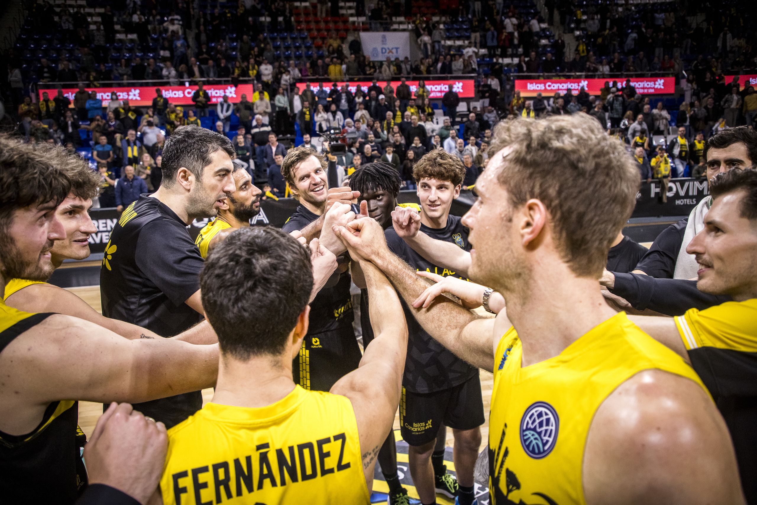 Los jugadores del La Laguna Tenerife juntos antes del partido (@CB1939Canarias)