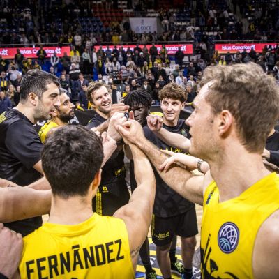 Los jugadores del La Laguna Tenerife juntos antes del partido (@CB1939Canarias)