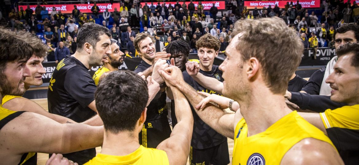 Los jugadores del La Laguna Tenerife juntos antes del partido (@CB1939Canarias)