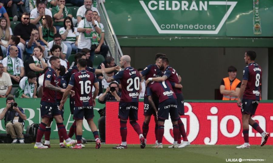 Los jugadores del Levante UD celebran en el Martínez Valero (LaLiga)