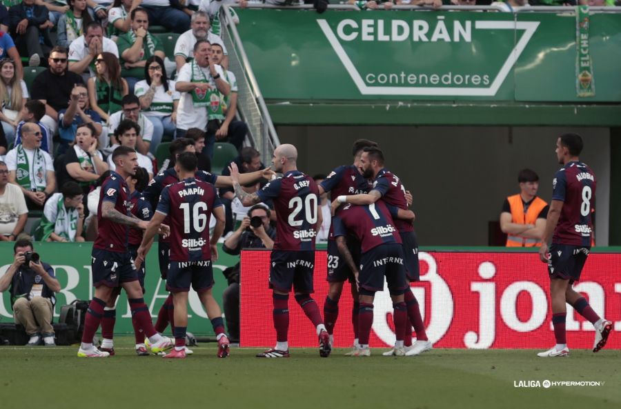 Los jugadores del Levante UD celebran en el Martínez Valero (LaLiga)