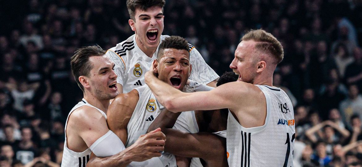 Los jugadores del Madrid celebrando el gancho de Tavares en Belgrado (@RMBaloncesto)