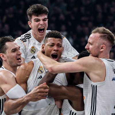 Los jugadores del Madrid celebrando el gancho de Tavares en Belgrado (@RMBaloncesto)