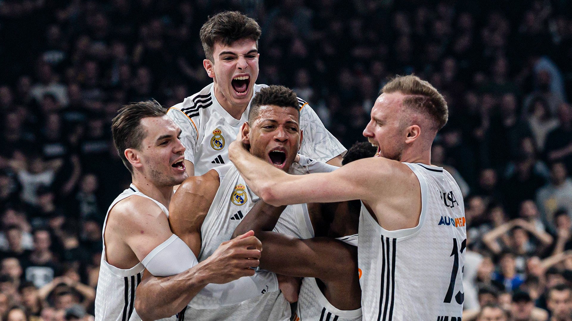 Los jugadores del Madrid celebrando el gancho de Tavares en Belgrado (@RMBaloncesto)