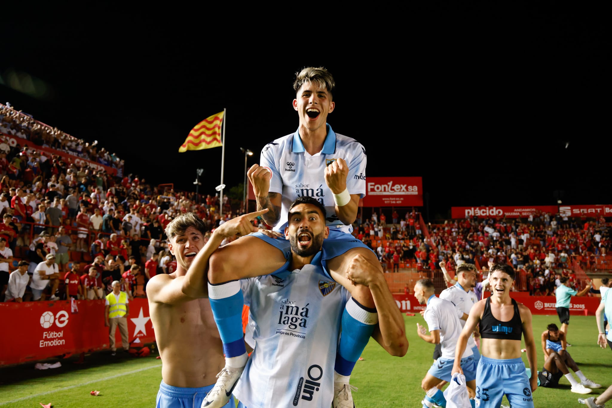 Los jugadores del Málaga celebran el ascenso en Tarragona (@MalagaCF)