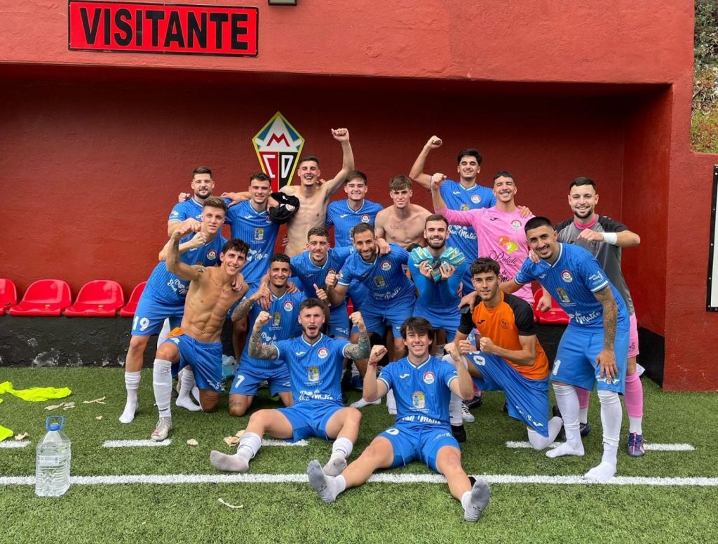 Los jugadores del Panadería Pulido celebrando el triunfo en La Palma (@p_sanmateo)