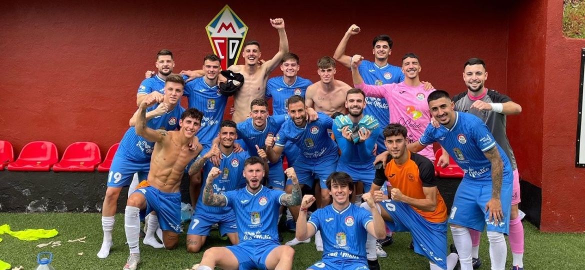 Los jugadores del Panadería Pulido celebrando el triunfo en La Palma (@p_sanmateo)