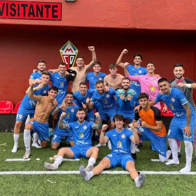 Los jugadores del Panadería Pulido celebrando el triunfo en La Palma (@p_sanmateo)