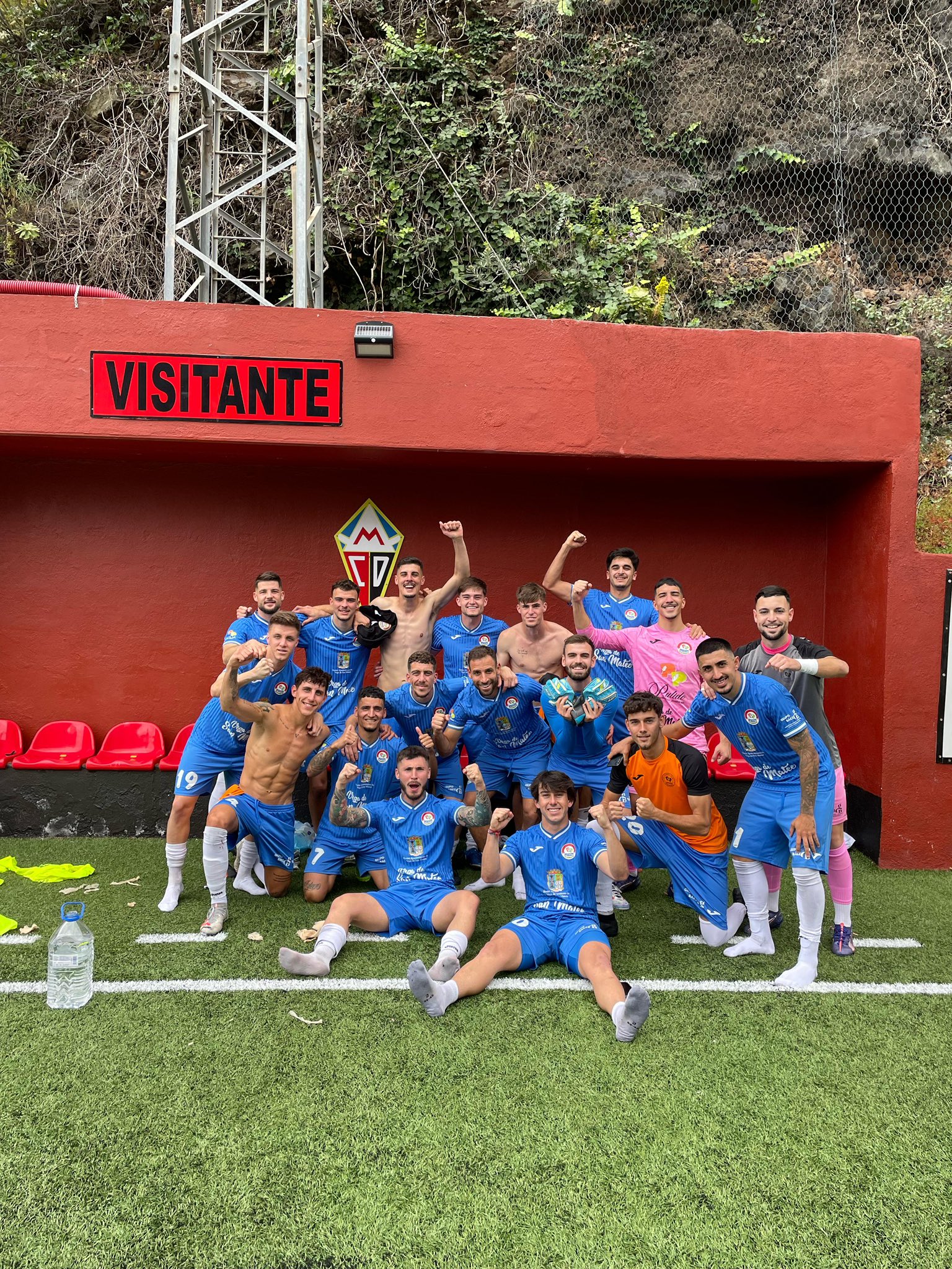 Los jugadores del Panadería Pulido celebrando el triunfo en La Palma (@p_sanmateo)