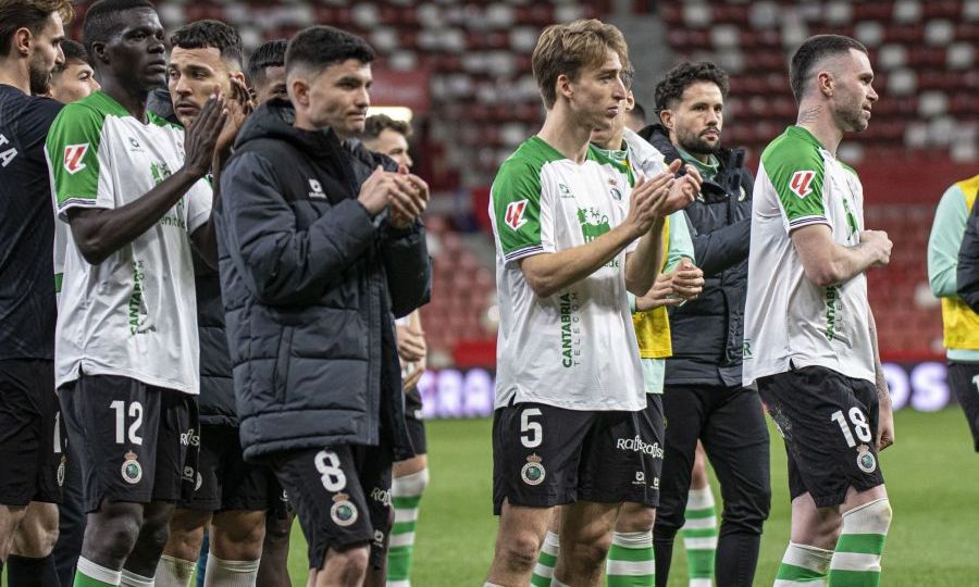Los jugadores del Racing de Santander aplaudiendo a la afición desplazada hasta Gijón (La Liga)