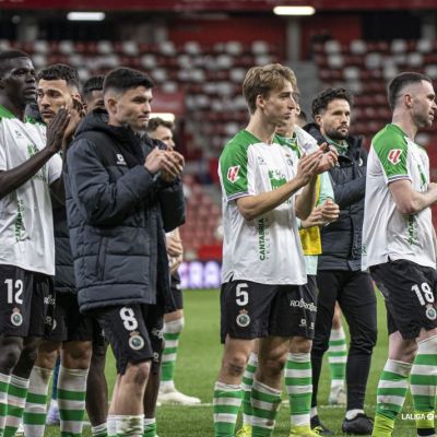 Los jugadores del Racing de Santander aplaudiendo a la afición desplazada hasta Gijón (La Liga)