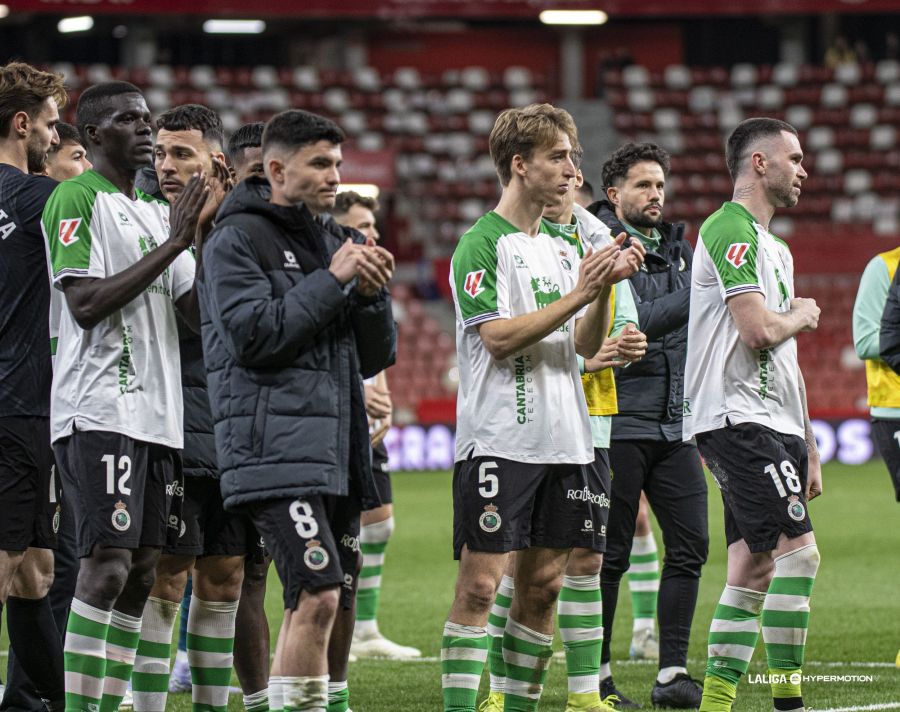 Los jugadores del Racing de Santander aplaudiendo a la afición desplazada hasta Gijón (La Liga)