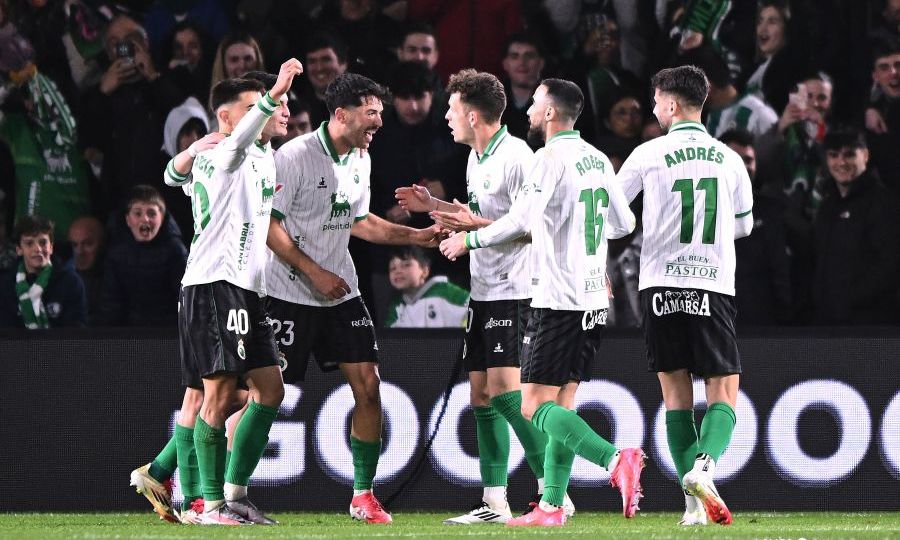 Los jugadores del Racing de Santander celebran uno de los goles ante el Elche (La Liga)