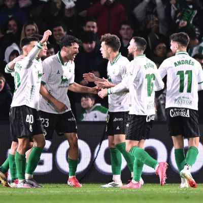 Los jugadores del Racing de Santander celebran uno de los goles ante el Elche (La Liga)