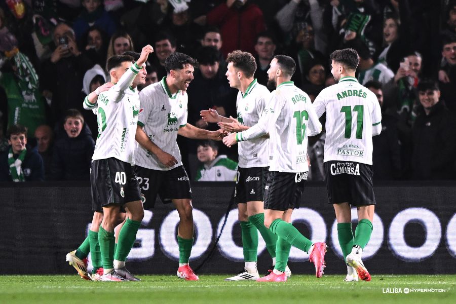 Los jugadores del Racing de Santander celebran uno de los goles ante el Elche (La Liga)