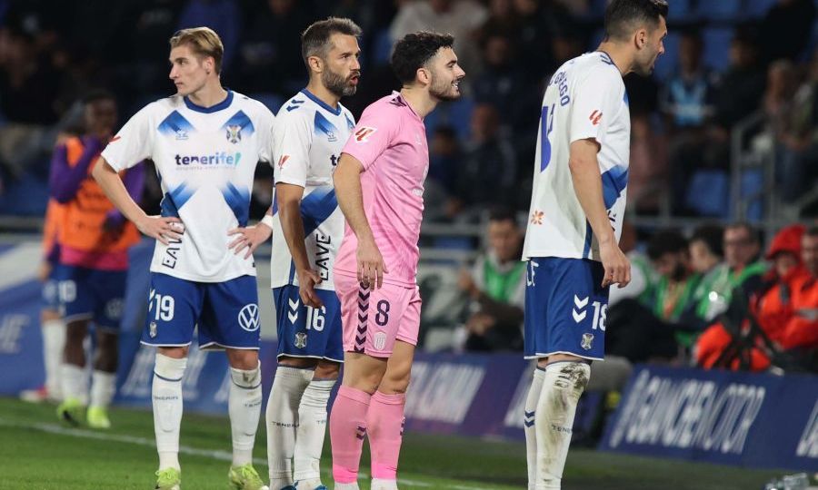 Los jugadores del Tenerife en el partido contra el Eldense (La Liga)